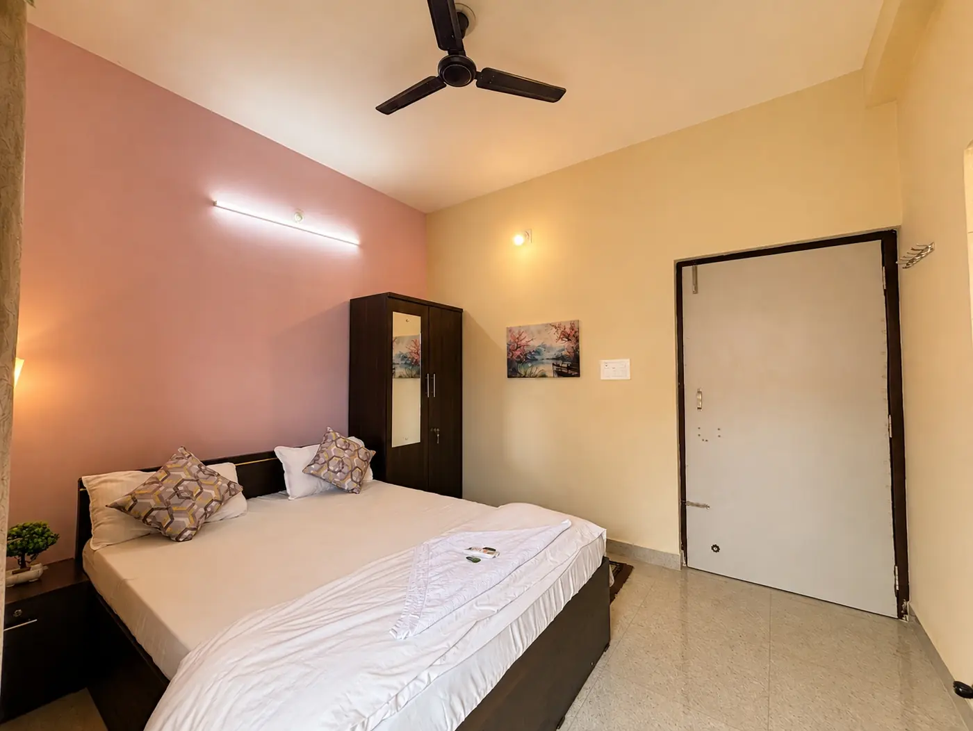 Bedroom 2 with double bed at Yostel Earth
