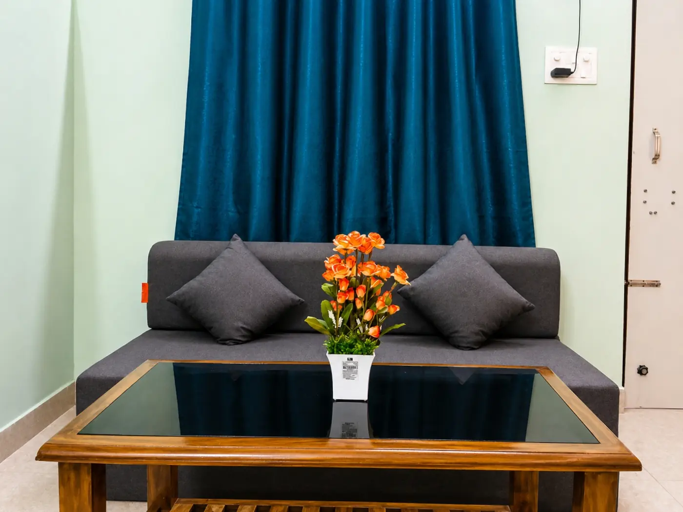 Living room with sofa and centre table at Yostel Jupiter