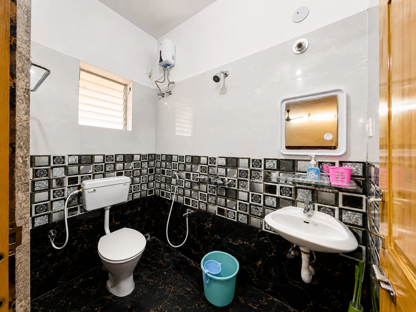 Bathroom with black and white tiles at Yostel Jupiter