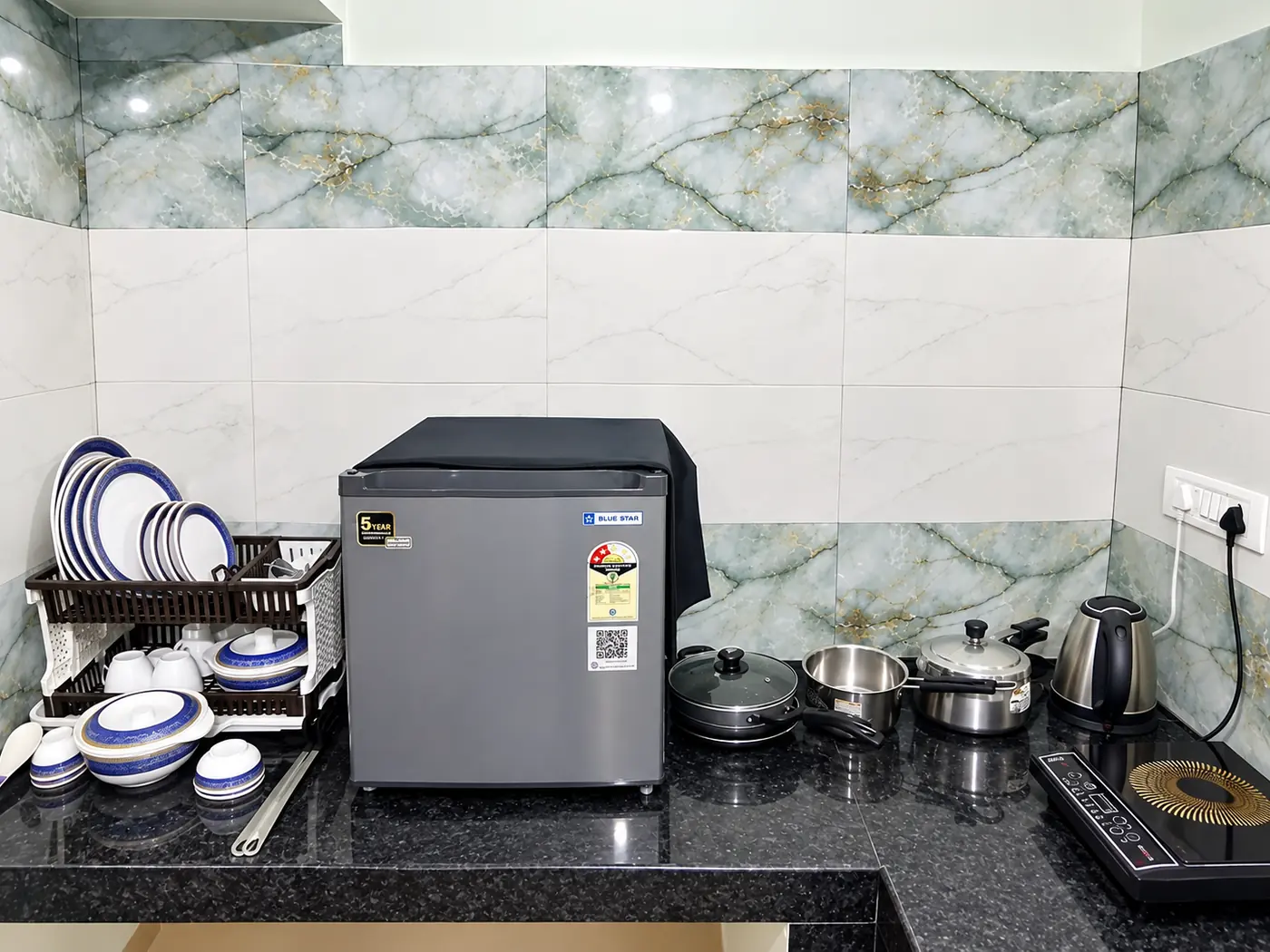 Kitchen with fridge and counter at Yostel Jupiter