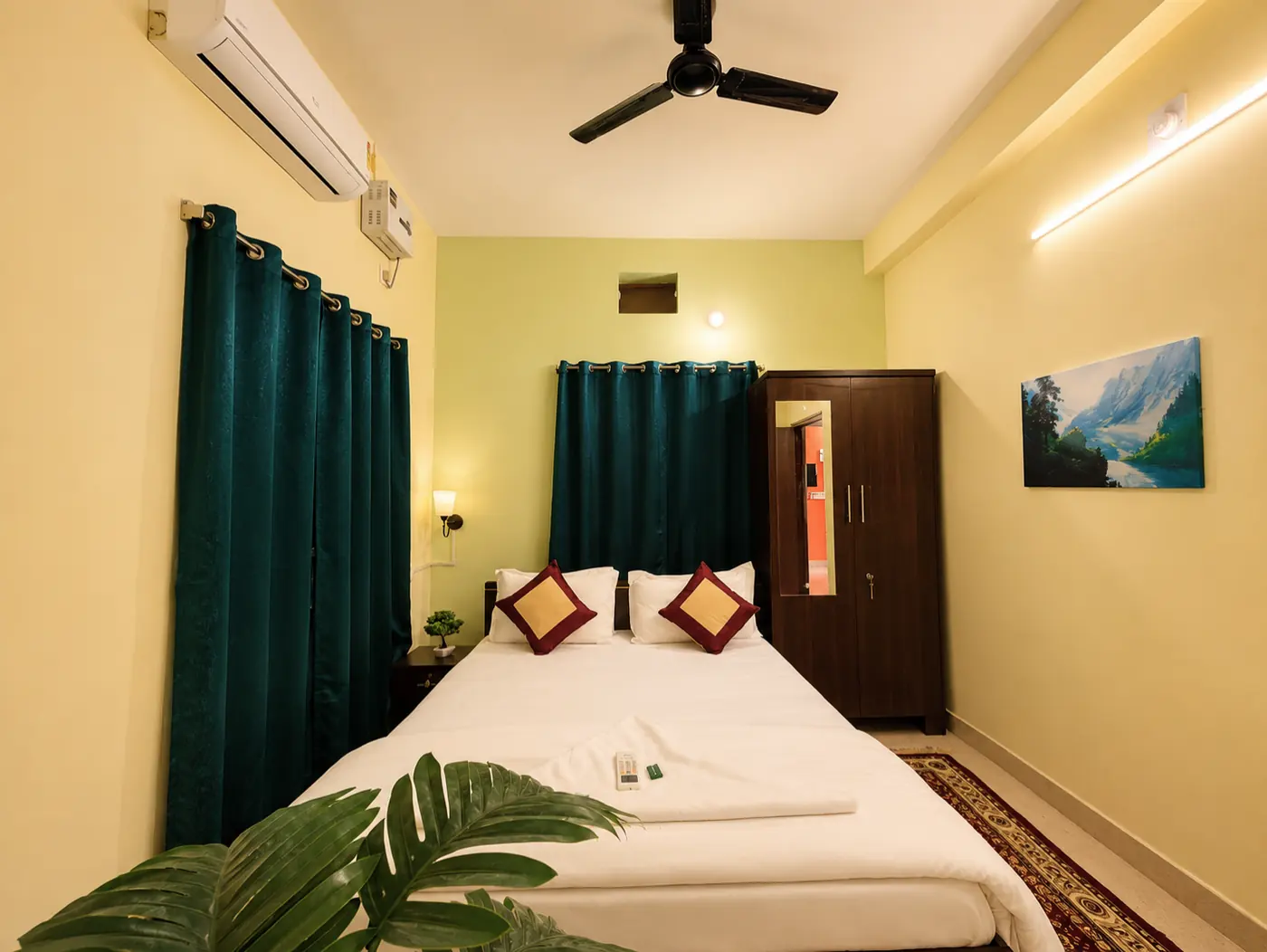 Bedroom 2 with double bed at Yostel Mars