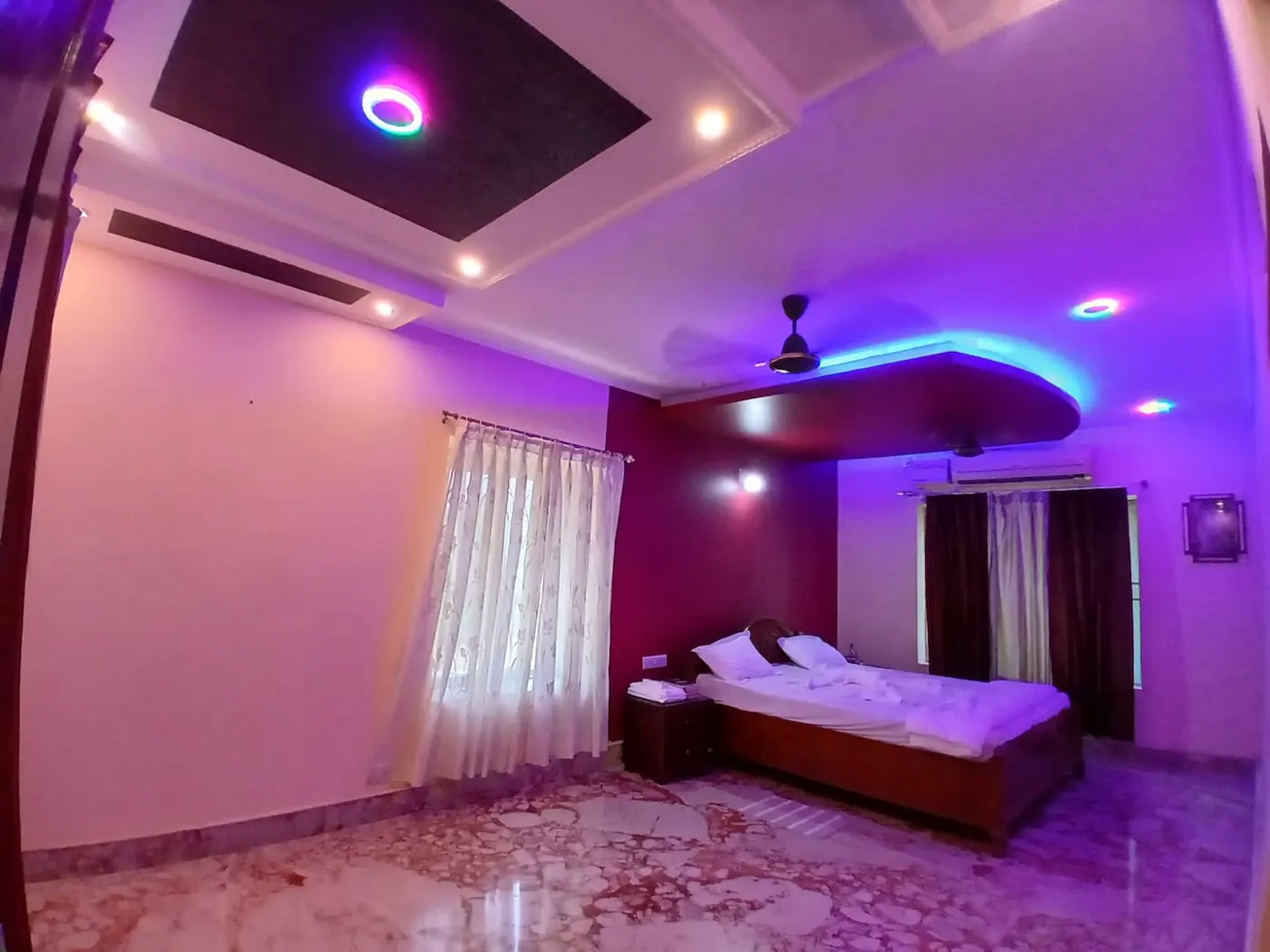 Air-conditioned bedroom with mood lighting at Yostel Patia