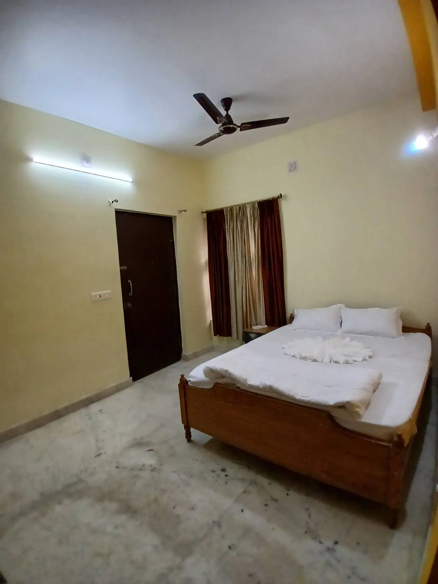 Bedroom with wooden bed and curtains at Yostel Patia